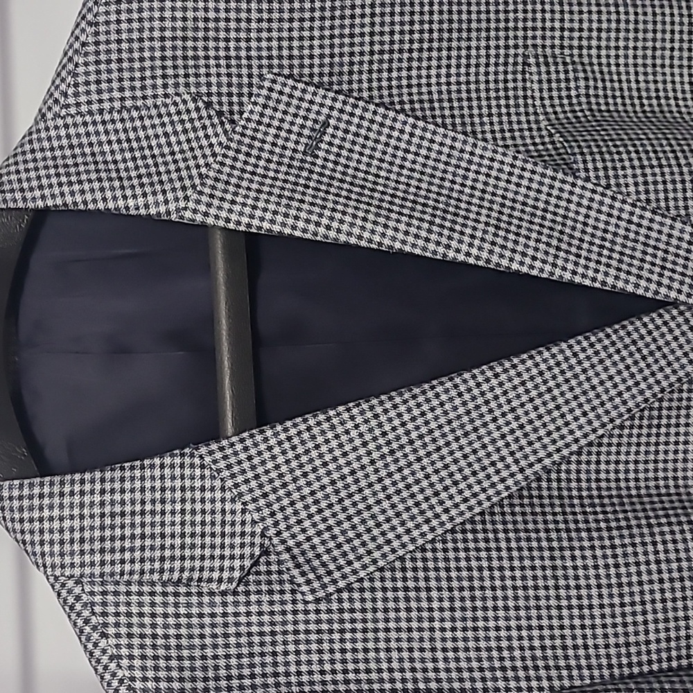 Awesome Jos.A.Bank blazer with a traditional pattern